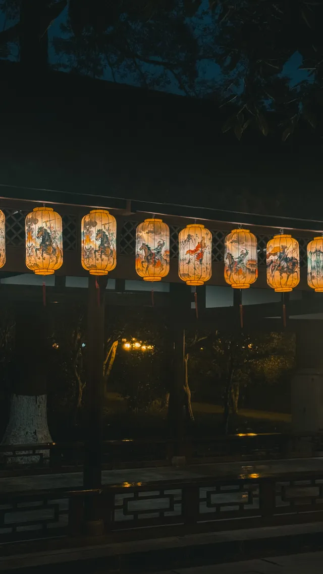 Lanterns at night, photo by Borombo